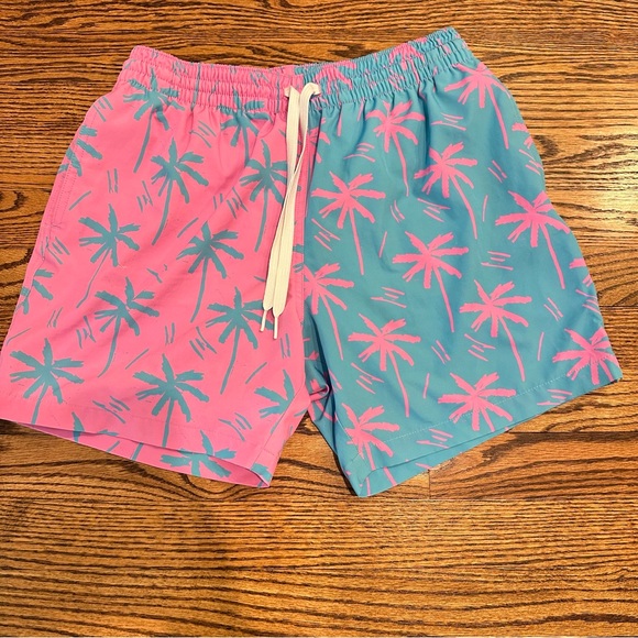 chubbies Other - Chubbies Men’s Swimsuit Small 5.5 inseam pink blue palm trees swim trunks